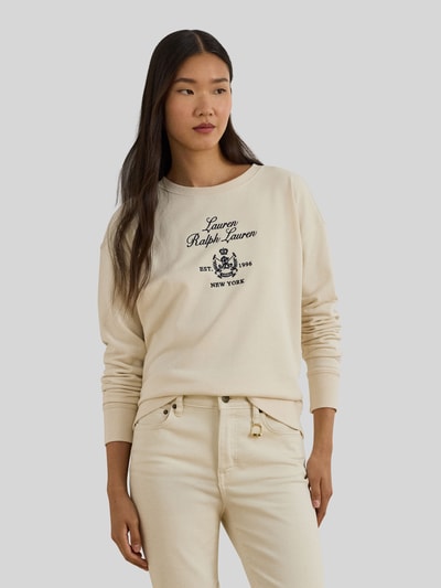 Kobiece model prezentuje Regular Fit Sweatshirt aus Baumwoll-Mix od Lauren Ralph Lauren, kolor jednolity, krój regular fit, nadruk z logo, dekolt okrągły, długi rękaw, mankiety i dół dzianinowe, materiał bawełniany mix, ujęcie całej sylwetki z przodu.