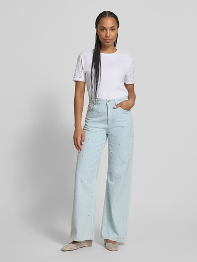 Frauenmodel trägt Wide Leg Jeans mit Perlen von Jake*s Casual, helle Baumwolle mit Perlen und Eingrifftaschen, Ganzkörperansicht von vorne.