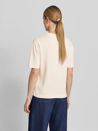 Frauenmodel trägt Damen T-Shirt mit Label-Stitching Modell 'TARJAA' von armedangels aus reiner Bio-Baumwolle im Unifarbenes-Design, Lockerer-Schnitt und gerippter Rundhalsausschnitt, Ganzkörperansicht Rückansicht.