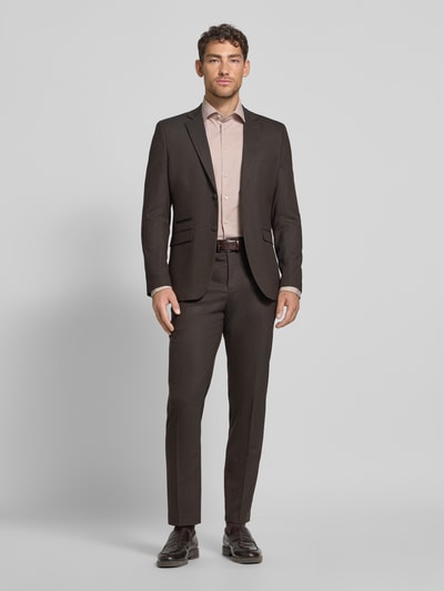 Männermodel trägt Modern Fit Business-Hemd mit Kentkragen Modell 'Global' von OLYMP, rosa, Baumwoll-Mix, Ganzkörperansicht von vorne.