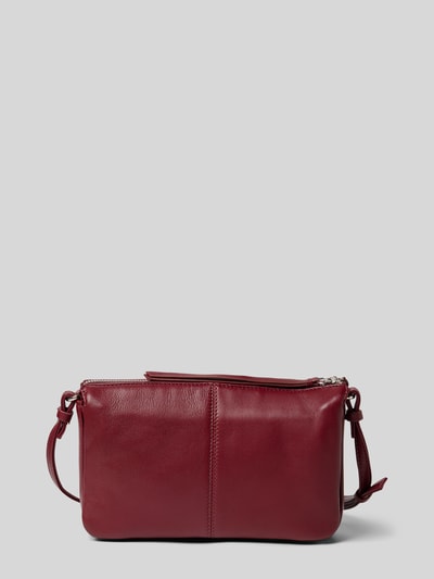 Produktfoto, Handtasche mit Label-Detail Modell 'NINA' van LIEBESKIND BERLIN in bordeauxrood leer met schouderriem, gladde textuur.