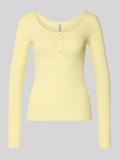 Produktfoto, Slim Fit Langarmshirt aus Baumwoll-Mix Modell 'KITTE' von Pieces, żółty, prążkowany, gładki, bawełniany, dekolt Henley, paski, aplikacja z logo.