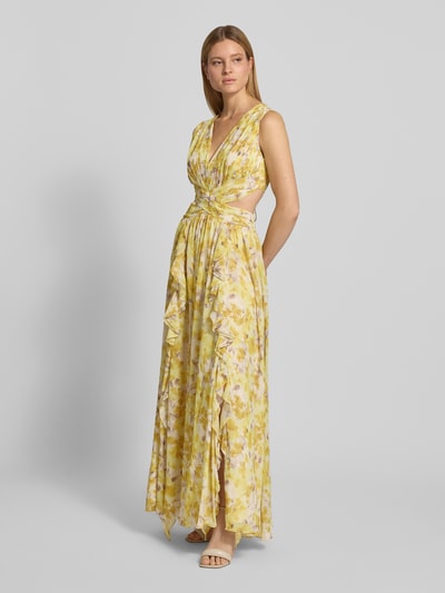 Frauenmodel trägt Regular Fit Maxikleid mit floralem Allover-Print von ADLYSH in Gelb, Falten-Optik, V-Ausschnitt, Ärmelloses-Design, Rüschenbesatz, Cut-Outs, Schnürverschluss, fließende Textur, Ganzkörperansicht von vorne.