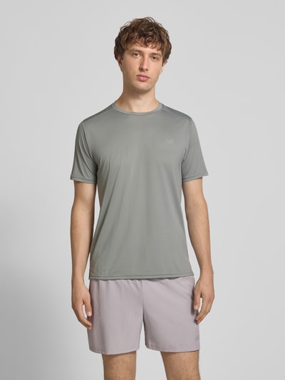 Männermodel trägt Funktionsshirt mit Rundhalsausschnitt und Logo von New Balance in Grau, Regular Fit, Nahaufnahme Oberkörper.