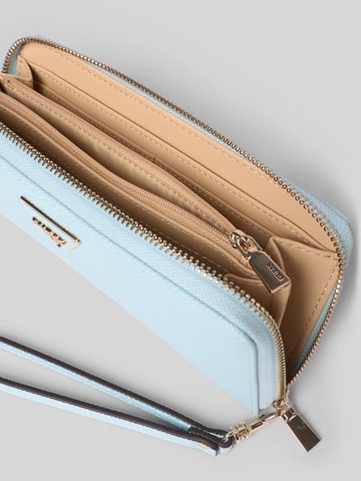 Produktfoto, Portemonnaie in Leder-Optik Modell 'Laurel' von Guess, hellblau, Hauptfach mit Reißverschluss, Logo-Detail, Strukturmuster, Steckfächer auf der Innenseite