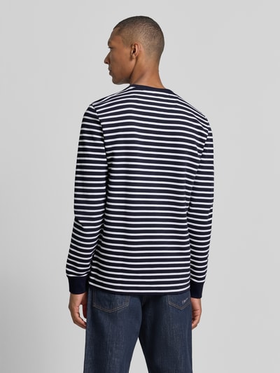 Männermodel trägt Regular Fit Langarmshirt aus Baumwoll-Mix von Christian Berg Men, Streifenmuster, elastische Ärmelabschlüsse, Rückansicht.
