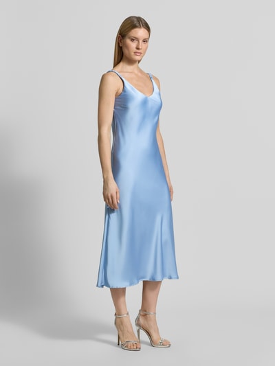 Frauenmodel trägt Relaxed Fit Kleid mit V-Ausschnitt von V by Vera Mont aus Satin, ärmelloses Design, hellblau, Ganzkörperansicht von vorne. Rückenlänge bei Größe 36: 129 cm, Brustweite bei Größe 36: 36 cm.