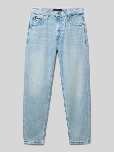 Produktfoto, Tapered Jeans aus Baumwoll-Lyocell-Mix von Tommy Hilfiger Teens w optyce denimu, krój tapered fit, pięć kieszeni, label patch, logo-stitching, szlufki, zapięcie na guzik i ukryty zamek, regulacja szerokości w pasie, materiał gładki