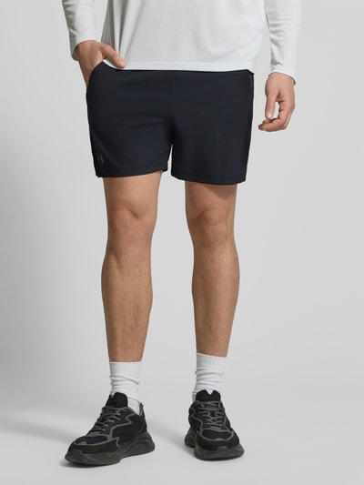 Männermodel trägt Straight Fit Shorts mit Logo-Print Modell 'Vanish' von Under Armour in Dunkelblau, elastischer Bund, Eingrifftaschen, Ganzkörperansicht von vorne.