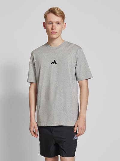 ADIDAS SPORTSWEAR T-Shirt mit Label-Stitching Hellgrau 4