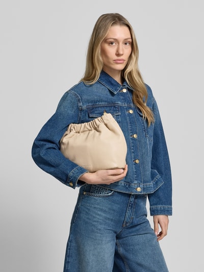 Vrouwenmodel draagt Hobo Bag met logo-reliëf model 'CLOUD' van LIEBESKIND BERLIN in beige, denim look, magneetsluiting, verstelbare schouderriem, hoofdvak, detailopname bovenlichaam.