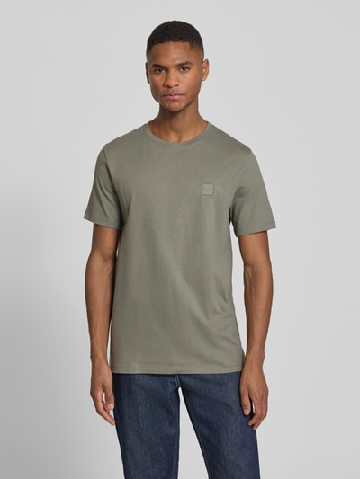 Männermodel trägt Regular Fit T-Shirt aus reiner Baumwolle Modell 'TALES' von BOSS Orange, unifarben, Nahaufnahme Oberkörper.