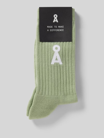 Productfoto, Socken aus Baumwoll-Mix Modell 'SAAMUS BOLD' van Armedangels in effen lichtgroen met ribbelstructuur, labeltekst en logo. Damen sok van stretchmateriaal