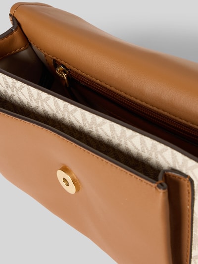 Produktfoto, Handtasche mit Logo-Muster Modell 'CLAIRE' von MICHAEL Michael Kors mit Hauptfach, Überschlag, Magnetverschluss, Label-Applikation, Schulterriemen, in Braun- und Beigetönen, Textur Mix aus glattem Leder und Canvas, Breite 24 cm, Länge 15 cm, Tiefe 7 cm, Riemenlänge 115 cm.