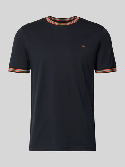 Produktfoto, Regular Fit T-Shirt mit Logo-Stitching von Christian Berg Men aus bawełna, okrągły dekolt, długość tyłu w rozmiarze M 71 cm, kolor ciemny, kontrastowe lamówki