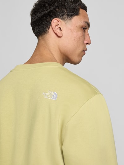 Männermodel trägt Relaxed Fit Sweatshirt mit Label-Stitching Modell 'ESSENTIAL' von The North Face, Baumwoll-Mix, Detailaufnahme Rückenansicht.