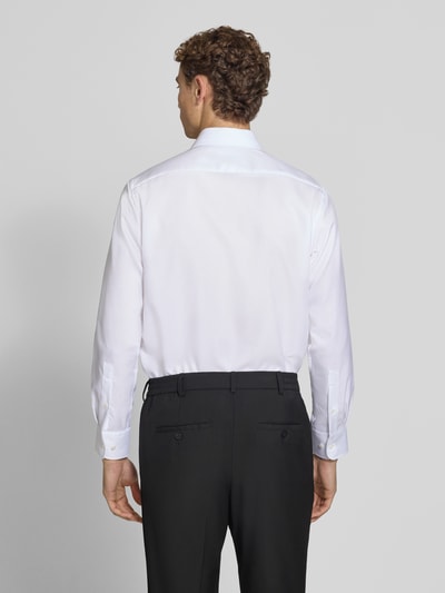 Männermodel trägt Slim Fit Business-Hemd aus reiner Baumwolle von Christian Berg Men in Weiß, glatte Textur, Rückenansicht, Ganzkörperansicht Rückansicht. Kontext: Herren Business-Hemd, Haikragen, durchgängige Knopfleiste, langärmeliges Design, Sportmanschetten, Rückenlänge 69 cm, Schulterbreite 40 cm, Ärmellänge 65 cm.