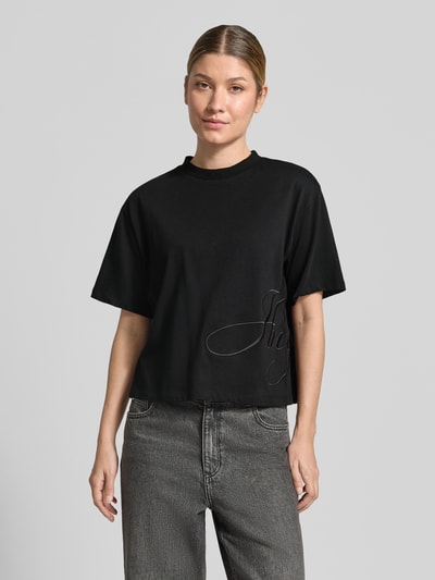Vrouwenmodel draagt zwart loose fit t-shirt uit pure katoen model 'Duslant' van HUGO, Dames t-shirt, voorkant hele lichaam