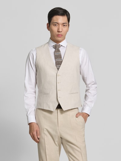 Männermodel trägt Weste aus Leinen-Baumwoll-Mix mit Paspeltaschen von MCNEAL, Regular-Fit, V-Ausschnitt, Rückenlänge 59 cm, Ganzkörperansicht von vorne.