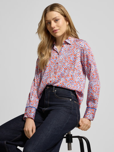 Vrouwenmodel draagt Hemdbluse mit Knopfleiste van Smith and Soul in los vallende pasvorm, viscose met kleurrijk stippenpatroon, blousekraag, knoopsluiting, ruglengte maat S 63 cm, mouwlengte 60 cm, kleurenmix paars, oranje en wit, close-up bovenlichaam van voren.