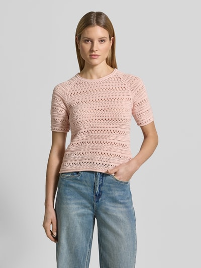 Modelka nosi Strickshirt mit Rundhalsausschnitt von Jake*s Casual z bawełny, krój regular fit, zrolowany brzeg, jasnoróżowy, przód, całe ciało
