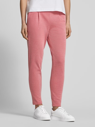 Frauenmodel trägt Slim Fit Stoffhose mit elastischem Bund Modell 'Kate' von ICHI, in Rosa, aus Baumwoll-Mix, Nahaufnahme Oberkörper. Paspeltaschen, schmale Passform, glatte Textur.