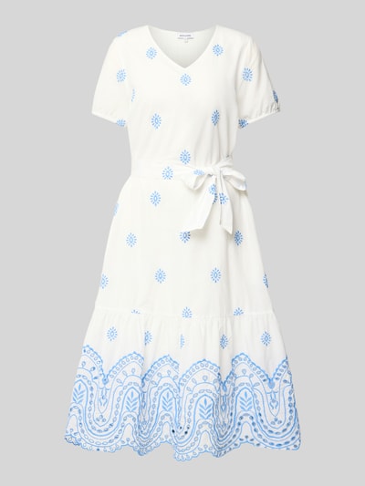 Produktfoto, Midikleid mit Lochstickerei und Bindegürtel van MORE, dames midi-jurk in katoenmix, A-lijn, all-over look, ajourwerk, strikceintuur, ruglengte maat 36: 116 cm, borstwijdte maat 36: 42 cm, mouwlengte maat 36: 22 cm, wit met lichtblauw, zachte stof, afgeronde vormen