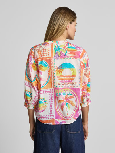 Frauenmodel trägt Regular Fit Bluse im Allover-Look mit 3/4-Arm von Emily Van den Bergh aus reiner Baumwolle, bunte Muster, Ganzkörperansicht Rückansicht.