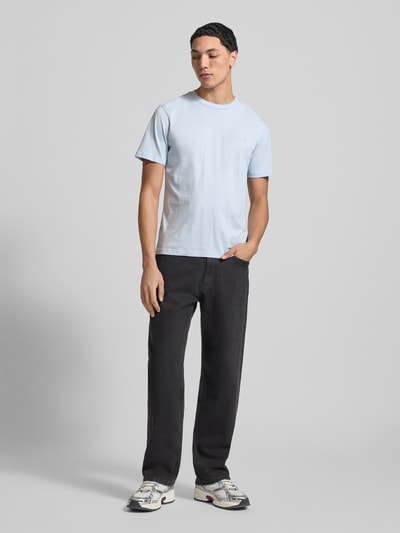 Männermodel trägt Regular Fit T-Shirt mit Logo-Detail von Replay aus reiner Baumwolle, Rundhalsausschnitt, helle Farbe, Ganzkörperansicht von vorne. Rückenlänge bei Größe M: 67 cm.