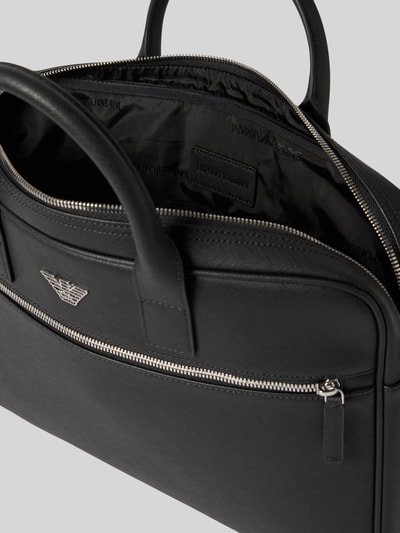 Produktfoto, schwarze Laptoptasche mit Label-Detail und Schulterriemen von Emporio Armani, Hauptfach und Außenfach mit Reißverschluss, strukturierte Oberfläche