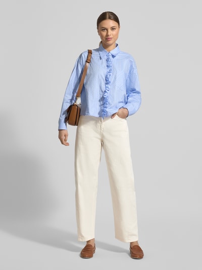 Frauenmodel trägt Jeans mit Eingrifftaschen von Luisa Cerano im Baumwoll-Elasthan-Mix, Regular-Fit, creme, Ganzkörperansicht von vorne.