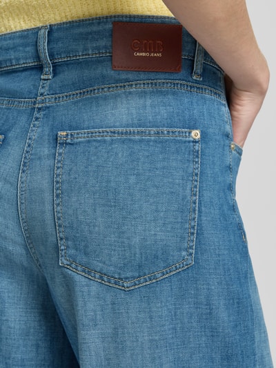 Frauenmodel trägt Regular Fit Baggy Jeans aus Baumwoll-Mix Modell 'BAGGY' von Cambio, Denim-Optik, Label-Patch, Detailaufnahme.