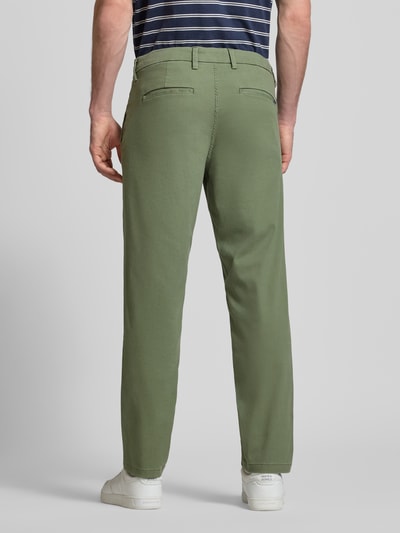 Männermodel trägt Straight Fit Chino mit Gesäßtaschen Modell 'Stollie' von JACK & JONES aus elastischem Baumwoll-Mix, Ganzkörperansicht Rückansicht.