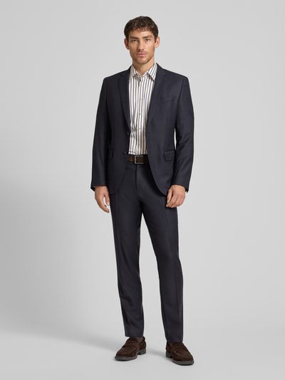 Männermodel trägt Comfort Fit Business-Hemd aus katoen met kentkraag van ETERNA, puur katoen, 1/2-mouwen, zakelijk, ruglengte 80 cm, schouderbreedte 46 cm, mouwlengte 28 cm, Ganzkörperansicht van voren