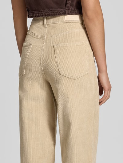 Vrouwenmodel draagt Wide Leg Cordhose aus Baumwoll-Mix Modell 'HOPE' van ONLY in beige met ribstructuur, dames corduroy broek, detailopname rugaanzicht.