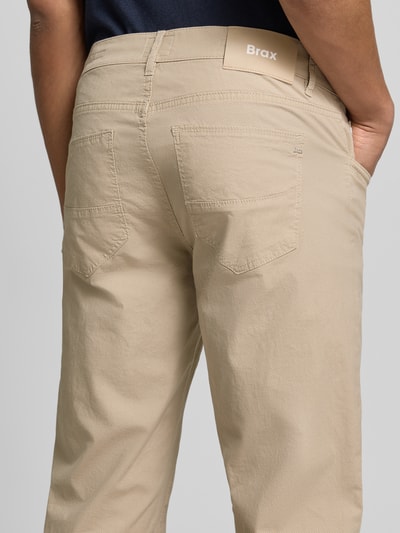 Männermodel trägt Regular Fit Hose mit 5-Pocket-Design aus Baumwoll-Mix Modell 'Cadiz' von Brax, Optik: Unifarben, Nahaufnahme Rückansicht.