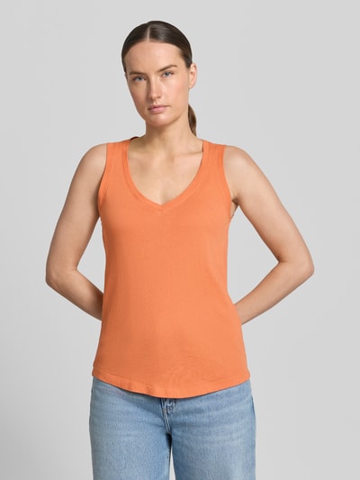 Frauenmodel trägt Regular Fit Top aus reiner Baumwolle von Marc O'Polo in Orange, glatte Textur, Damen T-Shirt, Ganzkörperansicht von vorne.