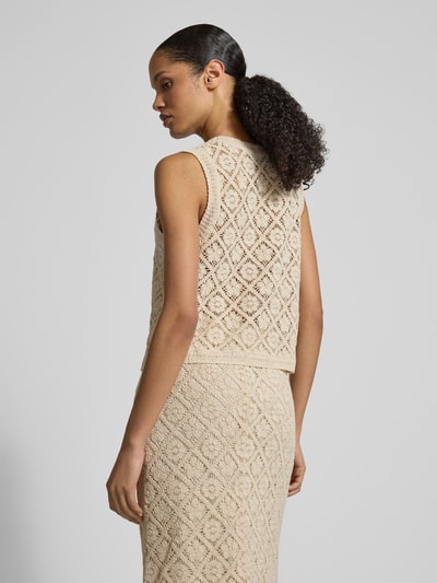 Frauenmodel trägt Strickweste mit Rundhalsausschnitt und Knopfleiste von JAKE*S STUDIO WOMAN in Beige mit Rautenmuster, Rückansicht, Nahaufnahme Oberkörper. Regular Fit, Rückenlänge bei Größe 36 ist 50 cm.