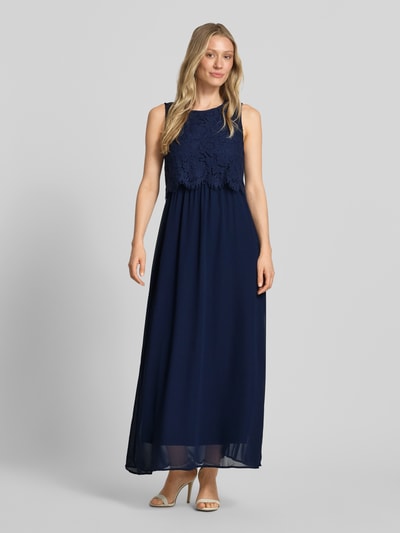 Frauenmodel trägt Maxikleid mit rückseitigem Schlüsselloch-Ausschnitt von Vila in Dunkelblau, Baumwoll-Mix, Gerader-Schnitt, Modell 'MILINA', Rundhalsausschnitt, Spitze, fließender Stoff, Ganzkörperansicht von vorne.