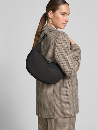 Frauenmodel trägt Shoulder Bag mit Logo-Detail Modell 'Gemma' von GUESS, schwarze Farbe, glatte Textur, Reißverschluss, Ganzkörperansicht Rückansicht.