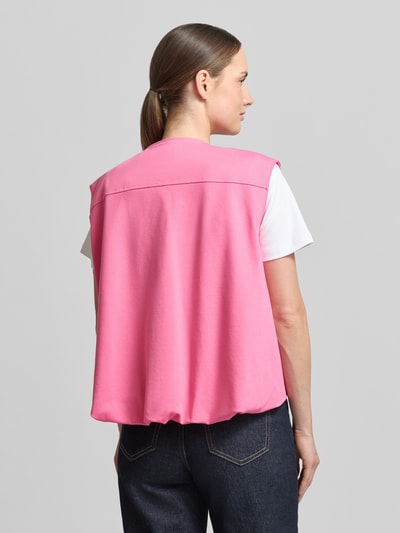 Vrouwenmodel draagt Weste met Rundhalsausschnitt und Reißverschluss van ICHI in roze, relaxed fit, mix van materialen met viscose, opgestikte zakken, ruglengte 58 cm, schouderbreedte 47 cm, borstwijdte 61 cm, rugaanzicht volledige lichaamsopname.
