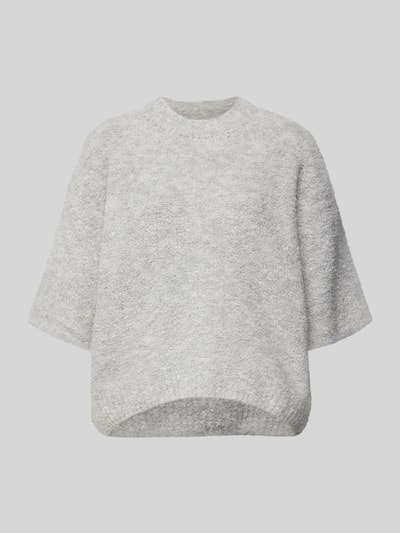 Produktfoto, szary Strickpullover mit gerippten Abschlüssen Modell 'ZOLLY' von American Vintage, mieszanka wełny z alpaką, luźny krój, dekolt okrągły, rękawy 1/2, długość pleców w rozmiarze XS/S 60 cm, długość rękawa 33 cm, widoczna miękka tekstura dzianiny