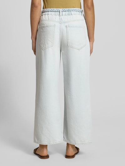 Frauenmodel trägt Jeans mit Gürtel in Flecht-Optik von JAKE*S STUDIO WOMAN, Wide Leg, Lyocell-Mix, hellblau, Ganzkörperansicht Rückansicht