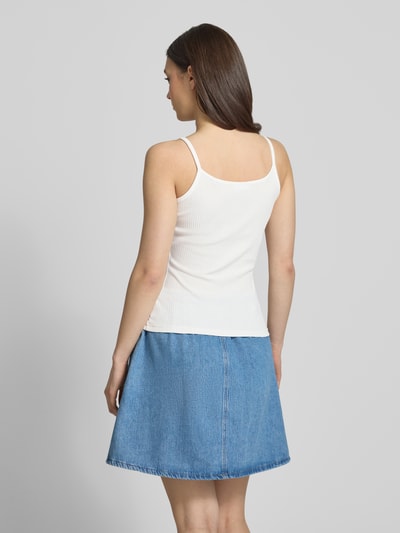 Frauenmodel trägt Slim Fit Trägertop aus Baumwoll-Mix von Marc O'Polo Denim in Weiß, Rippstruktur, unifarben, Rückansicht Ganzkörperansicht.