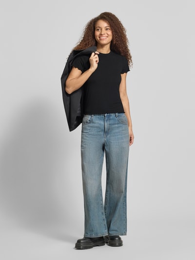 Kobiece modelka nosi Slim Fit T-Shirt mit Viskose-Anteil Modell 'NICCA' von Pieces, efekt: jednolity kolor, krój slim fit, okrągły dekolt, krótki rękaw, zakończenie rękawów: frill, wykończenie: frill, wykończenie materiału: prążkowana struktura, Ganzkörperansicht von vorne
