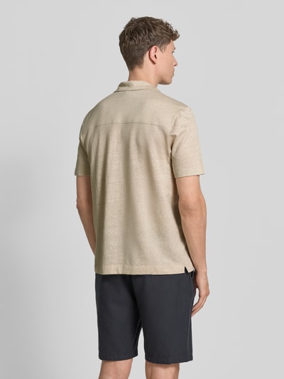 Männermodel trägt Regular Fit Freizeithemd aus Leinen-Baumwoll-Mix Modell 'H-POWELL' von BOSS in Melange-Optik, Ganzkörperansicht Rückansicht.