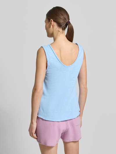 Frauenmodel trägt das Tanktop mit U-Ausschnitt Modell 'SONOMA' von American Vintage aus reiner Baumwolle in Hellblau, lockerer Schnitt, Ganzkörperansicht Rückansicht.