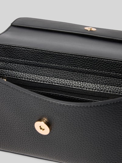 Produktfoto, zwarte Handtasche met Labelapplicatie Model 'ALEXIA' van VALENTINO BAGS, structuurleer, magneetsluiting, zicht op het hoofvak. Context: Dames schoudertas met overslag, draagband, schouderband, breedte 25 cm, lengte 15 cm, diepte 6 cm, bandlengte 80 cm.