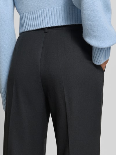Frauenmodel trägt Straight Fit Anzughose mit Viskose-Anteil von MYON in Schwarz, elastisches Material, Detailaufnahme, KI-modifiziertes Bild.
