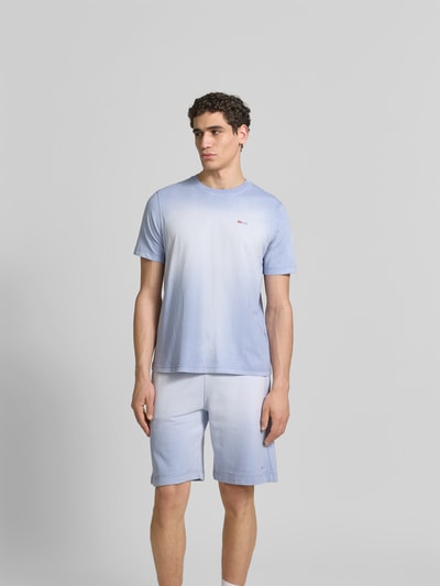 Männermodel trägt Regular Fit T-Shirt aus reiner Baumwolle von Diesel, Rundhalsausschnitt, Label-Stitching, Farbverlauf, Rückenlänge 68 cm, Ganzkörperansicht von vorne.